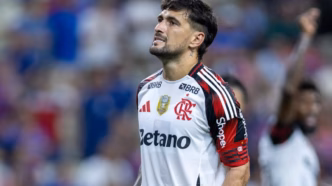 Arrascaeta, meia do Flamengo, em ação durante partida.