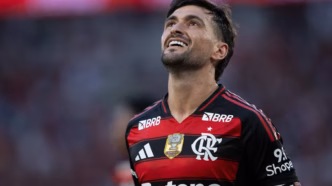 Arrascaeta em ação pelo Flamengo em partida contra o Grêmio.