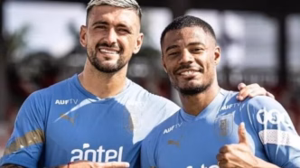 Arrascaeta e De La Cruz treinando com a seleção uruguaia.