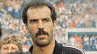 Roberto Costa em ação como goleiro do Athletico em 1983, defendendo uma bola.