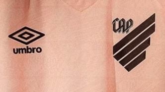 Camisa comemorativa do Athletico para o Outubro Rosa, com grafismos florais em tons de rosa.