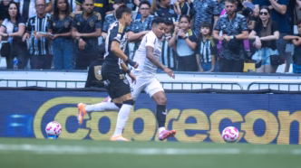 Partida entre Atlético-MG e Ceará pelo Brasileirão, com foco nos jogadores em campo.