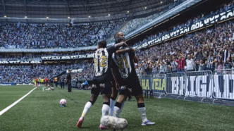 Atlético comemora gol de Alan Franco contra o Ceará na Arena MRV, marcando o centésimo gol do clube no estádio.
