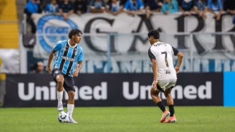 Atlético e Grêmio em campo na final do Campeonato Brasileiro Sub-17.