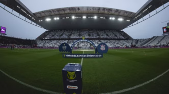Foto do jogo entre Atlético-MG e Corinthians, com destaque para a escalação modificada do Galo.