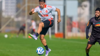 Bernabei, lateral-esquerdo do Internacional, em jogo-treino.
