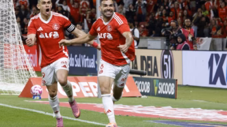 Bruno Henrique e Rafael Borré comemoram gol do Internacional