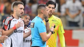 Goleiro Rossi do Flamengo e outros jogadores reclamam com o árbitro durante a partida contra o Bahia pelo Brasileirão.