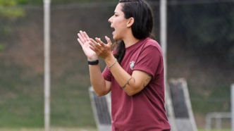 Barbara Saar, treinadora do Fluminense, comanda a equipe na final do Carioca Feminino Sub-20.