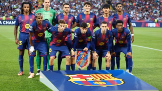 Jogadores do Barcelona perfilados antes de uma partida, destacando o clube.