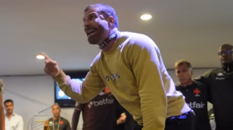 Bastidores da vitória do Vasco contra o Fluminense com jogadores comemorando.