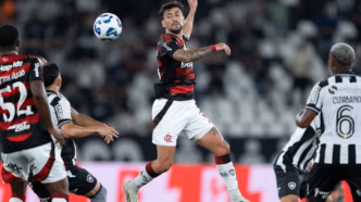 Jogadores do Botafogo e Flamengo em campo durante partida do Brasileirão, com foco na bola dividida.