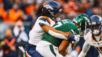 Broncos e Jets em campo no estádio do Tottenham, em Londres, durante partida da NFL.