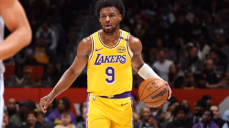 Bronny James em ação pelo Los Angeles Lakers na pré-temporada da NBA