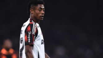 Bruno Henrique, jogador do Flamengo, em ação durante partida pelo Campeonato Brasileiro.
