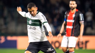 Bruno Melo em ação pelo Coritiba.