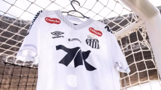 Camisa do Santos com patch especial em homenagem a Pelé para o jogo contra o Botafogo no Brasileirão.