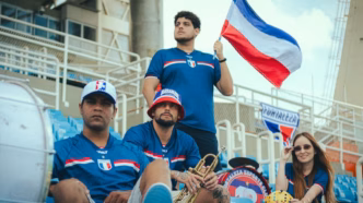 Nova camisa do Fortaleza em azul-marinho com detalhes em relevo.