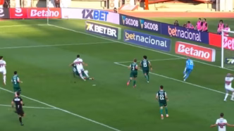 Imagem do sistema VAR em ação durante o jogo entre São Paulo e Palmeiras, com especialistas analisando lances polêmicos.