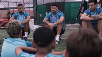 Arrascaeta, Saúl e Samuel Lino interagem com jogadores do time sub-10 do Flamengo.