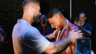 Cbum Bumstead se emociona e parabeniza o brasileiro Ramon Dino por sua vitória inédita no Mr. Olympia 2025