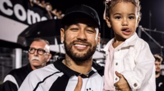 Neymar carrega sua filha Mavie, atingida por bola, nos braços na Vila Belmiro.