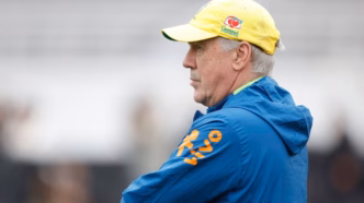 Carlo Ancelotti comandando treino da Seleção Brasileira em Seul, na Coreia do Sul.