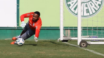 Carlos Miguel em foco, goleiro cotado para substituir Weverton no gol do Palmeiras.