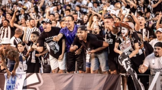 Torcida do Ceará comemorando em dia de jogo na Arena Castelão.