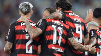 Varela, Cebolinha e Pedro comemoram gol do Flamengo.