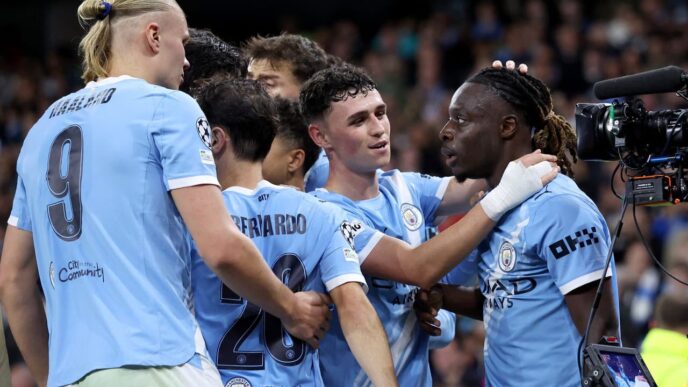 Jogadores do Manchester City comemoram gol na Champions League.