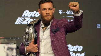 Conor McGregor, ex-campeão duplo do UFC, durante evento.