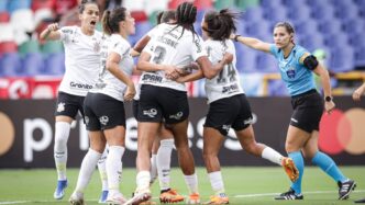 Corinthians comemorando título da Libertadores Feminina