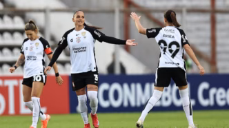 Erika e Letícia comemoram gol do Corinthians na goleada pela Libertadores Feminina