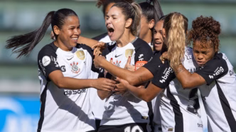 Jogadoras do Corinthians comemoram gol pela Libertadores Feminina em partida da fase de grupos.