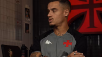 Philippe Coutinho concedendo entrevista à Romário TV, destacando sua visão sobre a fase do Vasco.