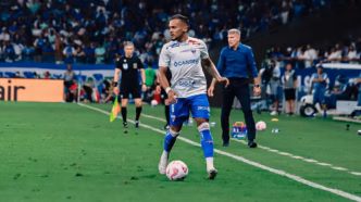 Partida entre Cruzeiro e Fortaleza pelo Brasileirão, com foco no campo e jogadores.