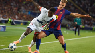Dani Olmo e Nuno Mendes disputam bola em Barcelona x PSG, pela Champions League.
