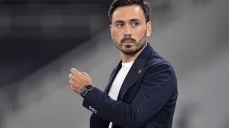 Davide Ancelotti, técnico do Botafogo, com olhar focado em partida.