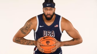 Anthony Davis em ação pela NBA, escolhido como garoto-propaganda da CeraVe.