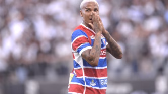 Atacante Deyverson, do Fortaleza, em ação durante partida contra o São Paulo pelo Brasileirão.