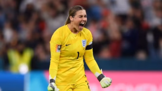 Goleira da Inglaterra Mary Earps defendendo pênalti na Finalíssima de 2023.