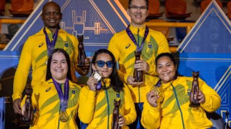 Equipe feminina brasileira de halterofilismo paralímpico comemora ouro por equipes no Mundial.