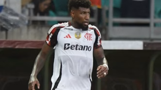 Emerson Royal em campo pelo Flamengo durante partida contra o Bahia.