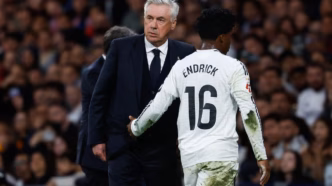 Endrick cumprimenta Ancelotti ao ser substituído em jogo do Real Madrid pela La Liga
