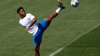 Endrick em treinamento pelo Real Madrid, destacando o jogador e o clube.