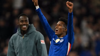Estêvão comemorando um gol pelo Chelsea em partida da Premier League.
