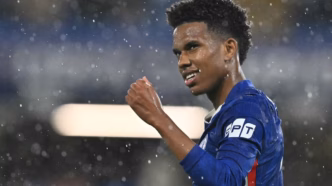 Estêvão comemorando gol pelo Chelsea em partida da Champions League.