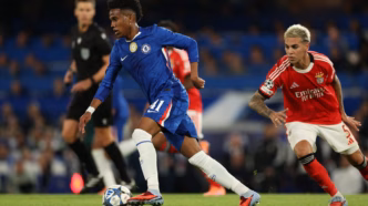Estêvão em ação pelo Chelsea contra o Benfica, pela Champions League.