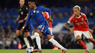 Estêvão em ação pelo Chelsea, com potencial de ser um camisa 10 segundo o técnico.